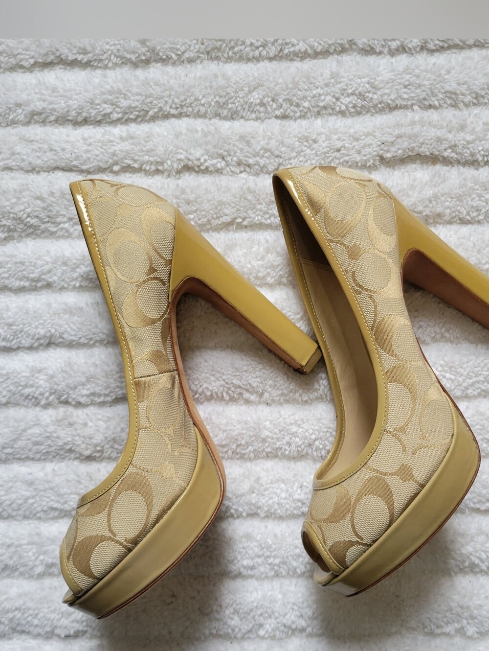 Coach Y2K Beige Gold Monogram Peep-Toe Platform Heels 8.5 Minimalist Coquette